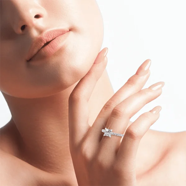 zenubia_schmuck_winterthur_zuerich_verlobungsringe_axenia_wg_hand-1