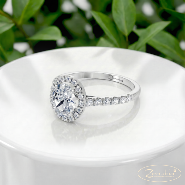 Alexandra_PodestSpecialWEISS_ALEXANDRA_ZenubiaSpecial_Verlobungsring_Zenubia_Weissgold_Podest