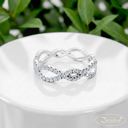 Ella_PodestNormalWEISS_ELLA_Verlobungsring_Zenubia_Weissgold_Podest