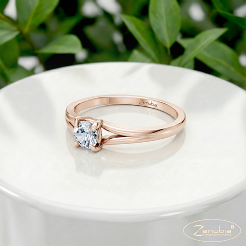 Fina_PodestNormalROSE_FINA_Verlobungsring_Zenubia_Rosegold_Podest