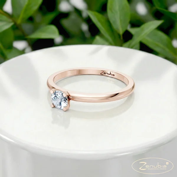 Finnja_PodestNormalROSE_FINNJA_Verlobungsring_Zenubia_Rosegold_Podest