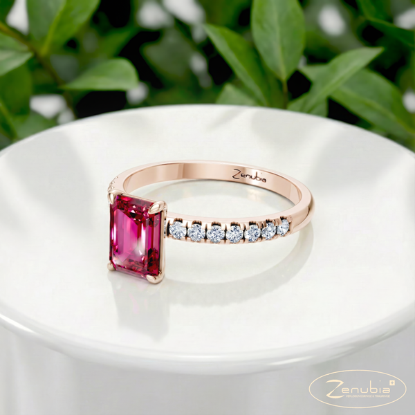 Flora_PodestNormalROSE_FLORA_Verlobungsring_Zenubia_Rosegold_Podest