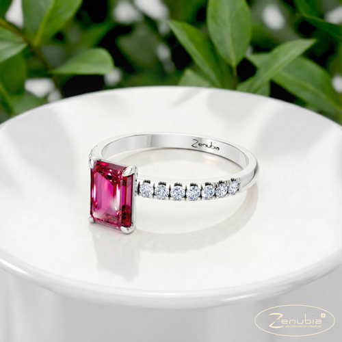 Flora_PodestNormalWEISS_FLORA_Verlobungsring_Zenubia_Weissgold_Podest