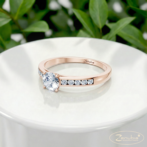 Julie_PodestNormalROSE_JULIE_Verlobungsring_Zenubia_Rosegold_Podest