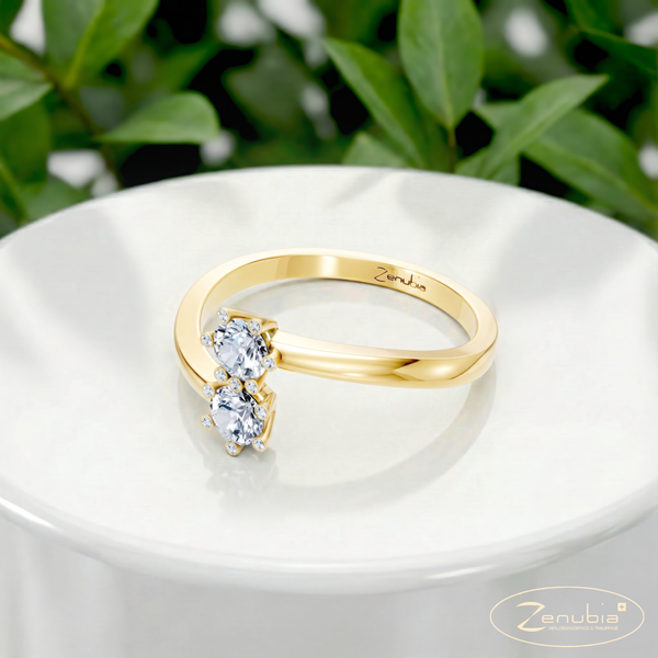 Laila_PodestNormalGELB_LAILA_Verlobungsring_Zenubia_Gelbgold_Podest