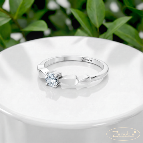 Latoya_PodestNormalPLATIN_LATOYA_Verlobungsring_Zenubia_Platin_Podest