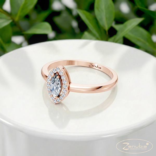 Leana_PodestNormalROSE_LEANA_Verlobungsring_Zenubia_Rosegold_Podest