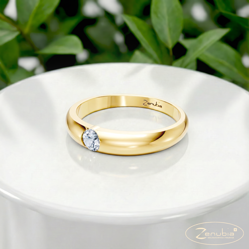 Lesley_PodestNormalGELB_LESLEY_Verlobungsring_Zenubia_Gelbgold_Podest