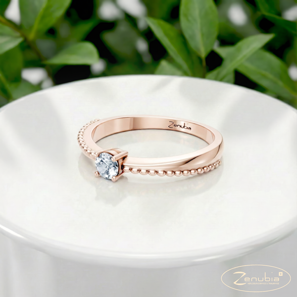 Lili_PodestNormalROSE_LILI_Verlobungsring_Zenubia_Rosegold_Podest