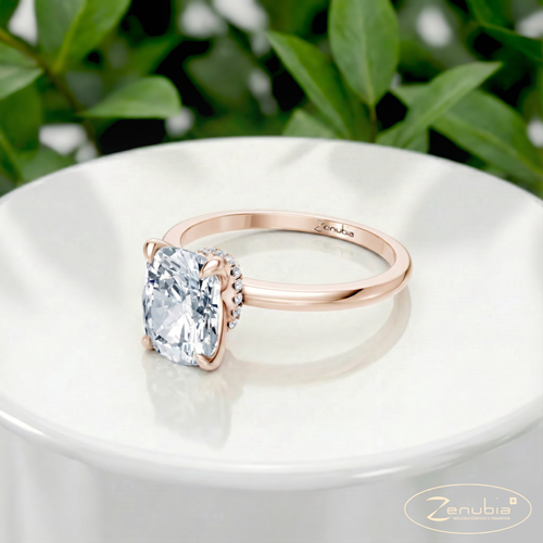 Loulou_PodestNormalROSE_LOULOU_Verlobungsring_Zenubia_Rosegold_Podest