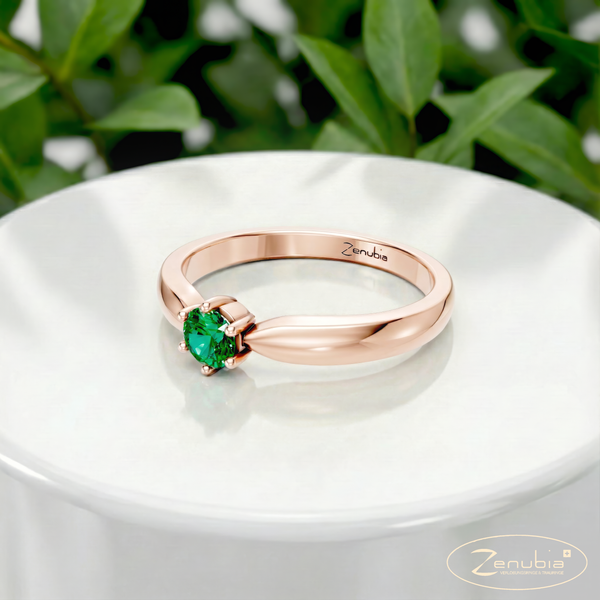 Maia_PodestNormalROSE_MAIA_Verlobungsring_Zenubia_Rosegold_Podest