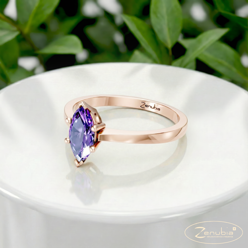 Mandy_PodestNormalROSE_MANDY_Verlobungsring_Zenubia_Rosegold_Podest