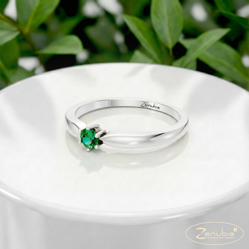 Manuela_PodestNormalWEISS_MANUELA_Verlobungsring_Zenubia_Weissgold_Podest