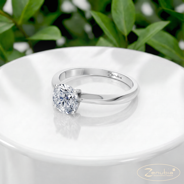 Marie_PodestSpecialWEISS_MARIE_ZenubiaSpecial_Verlobungsring_Zenubia_Weissgold_Podest