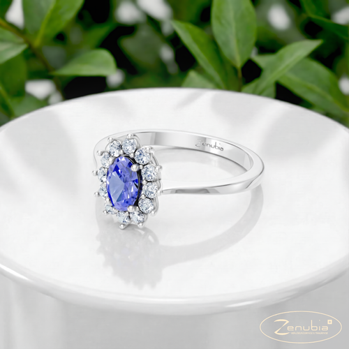 Masha_PodestNormalWEISS_MASHA_Verlobungsring_Zenubia_Weissgold_Podest