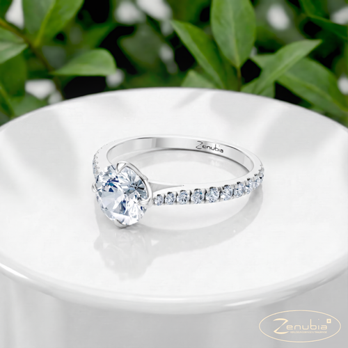 Suzana-spezial_PodestNormalWEISS_SUZANA-SPEZIAL_Verlobungsring_Zenubia_Weissgold_Podest