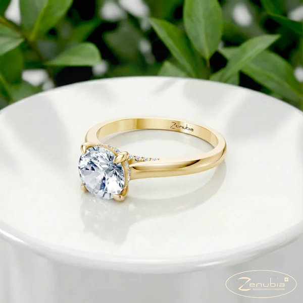 Zaina_PodestNormalGELB_ZAINA_Verlobungsring_Zenubia_Gelbgold_Podest