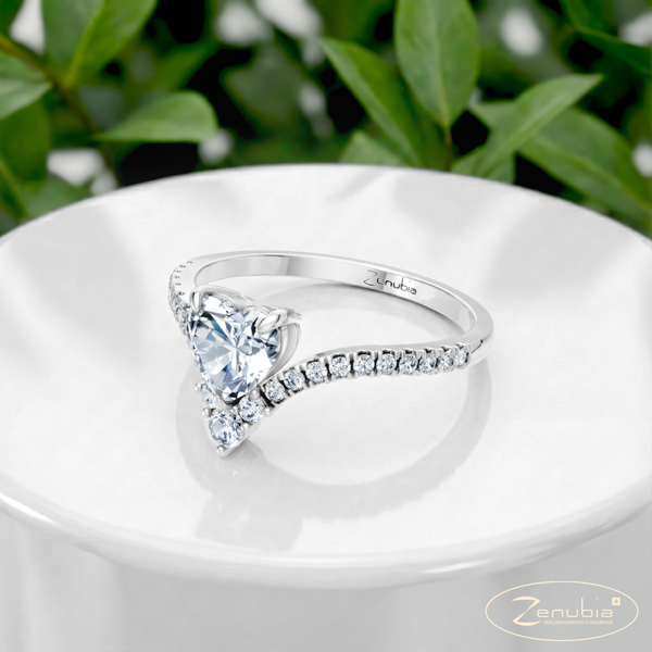 Zeena_PodestNormalWEISS_ZEENA_Verlobungsring_Zenubia_Weissgold_Podest