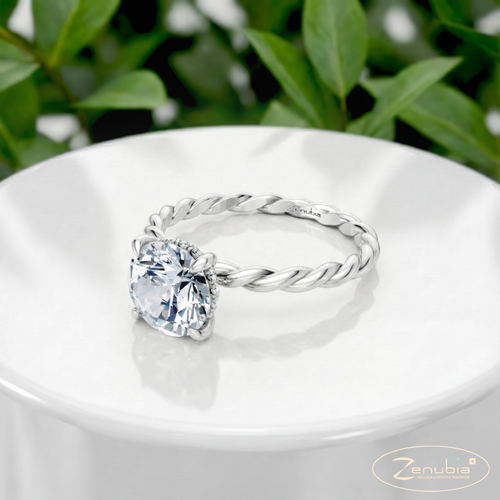 Zenu_PodestNormalWEISS_ZENU_Verlobungsring_Zenubia_Weissgold_Podest