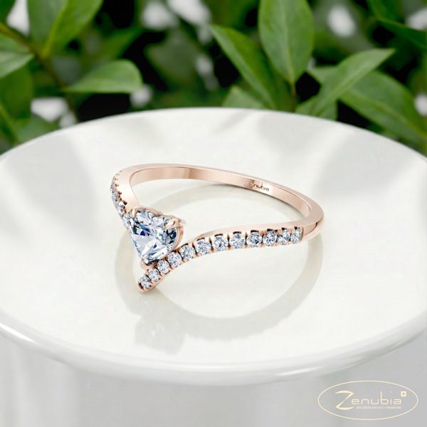 Zoey_PodestNormalROSE_ZOEY_Verlobungsring_Zenubia_Rosegold_Podest