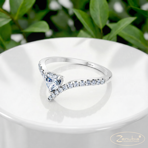 Zoey_PodestNormalWEISS_ZOEY_Verlobungsring_Zenubia_Weissgold_Podest