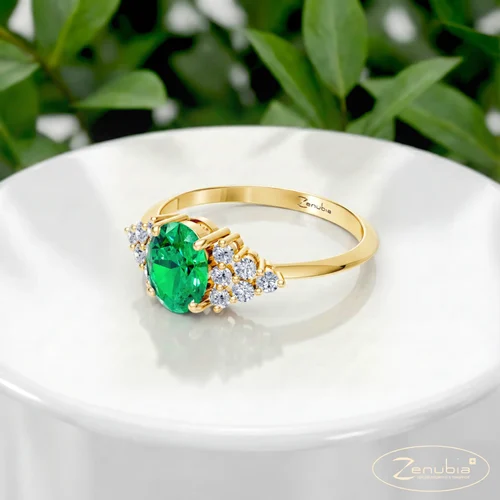 Zenubia_Schmuck_Winterthur_Verlobungsring_Elara_podium_Gelbgold