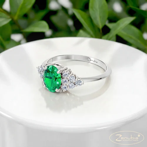 Zenubia_Schmuck_Winterthur_Verlobungsring_Elara_podium_Weissgold