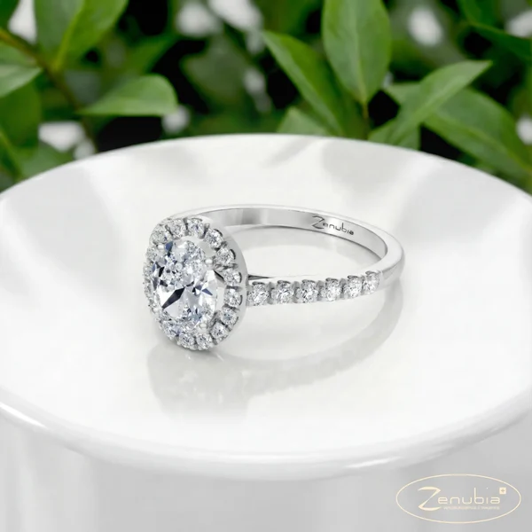 ALEXANDRA_ZenubiaSpecial_Verlobungsring_Zenubia_Weissgold_Podest