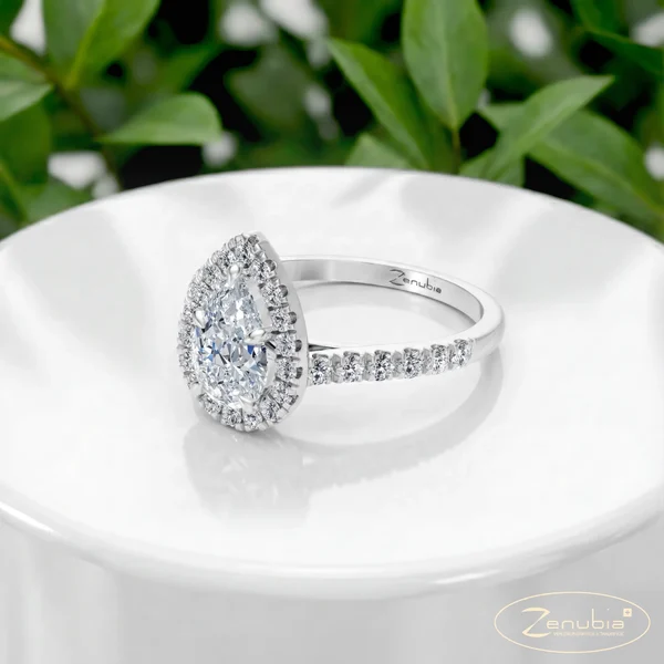 ARIANA_ZenubiaSpecial_Verlobungsring_Zenubia_Weissgold_Podest