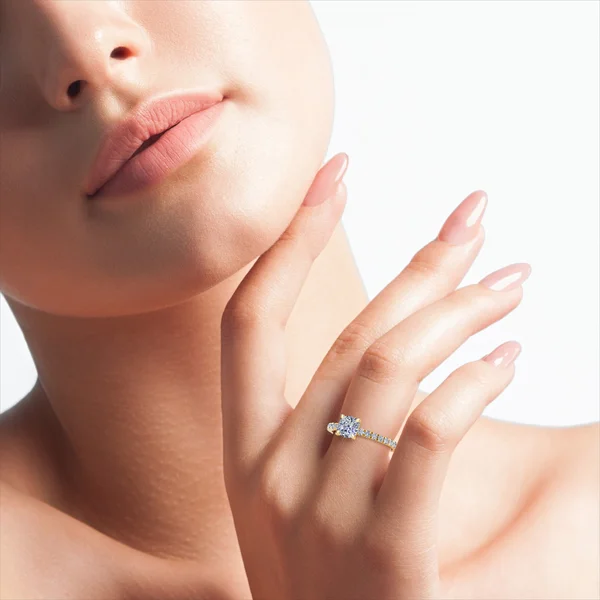Alina_hand_Zenubia_Schmuck_Winterthur_Verlobungsring_Alina_hand_0010